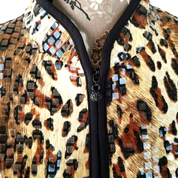 a DRESSING WOMAN  CARDIGAN AND SHELL - Picture 2 of 8